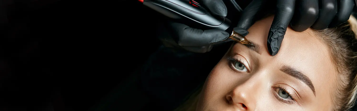 Tätowierer macht Permanent Make-up