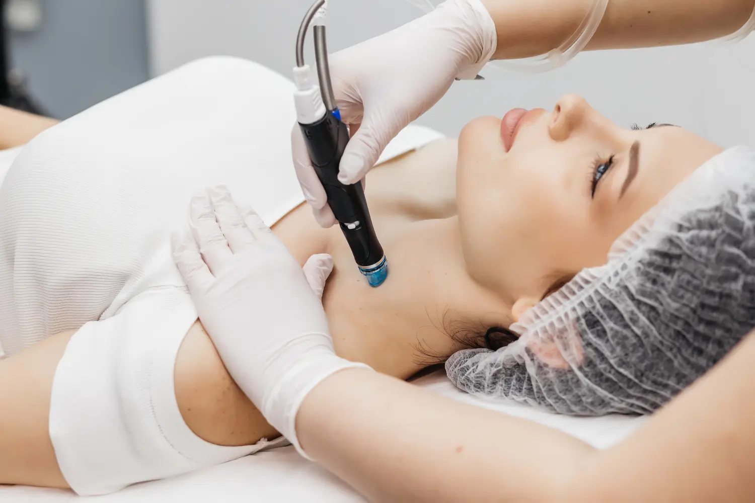 Ärztin, Kosmetikerin, führt Anti-Aging-Behandlung in der Kosmetikpraxis durch